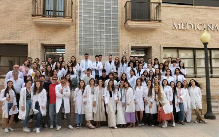 Students from the seventh year of the UCAM Bachelor&#039;s Degree in Medicine together with Jerónimo Lajara, Dean of the Faculty and professor of the degree, at the Murcia Campus.