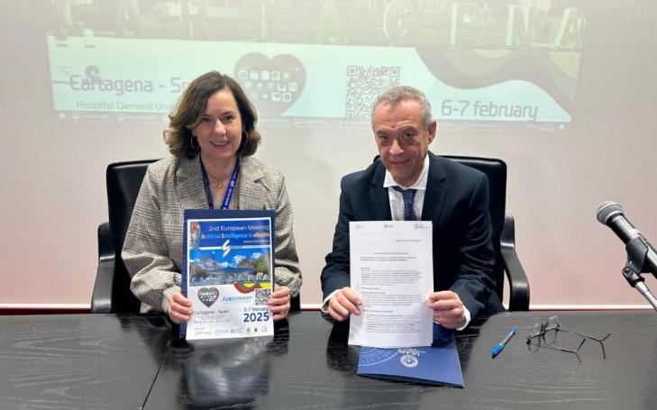 Belén López, coordinator of the UCAM Chair in Artificial Intelligence, and Juan Antonio Divisón, head of the UCAM-SEMERGEN Chair in Family and Community Medicine, during the signing of the agreement