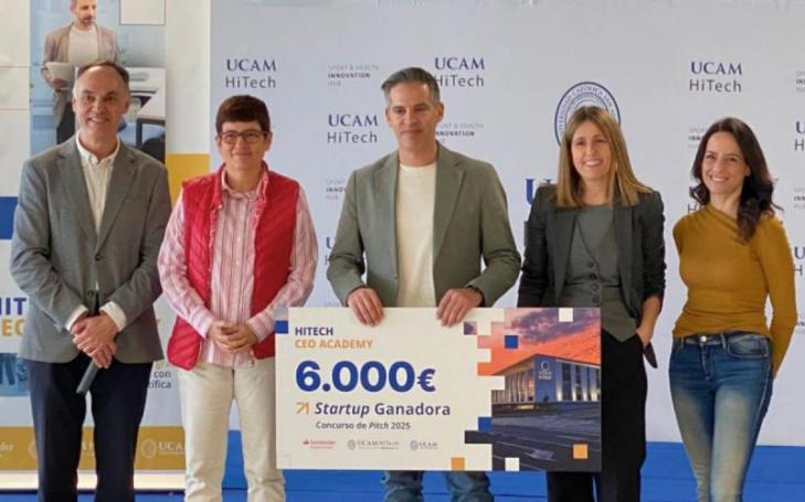 Awarding of the symbolic cheque for 6000 euros to the winning start-up: INTECC