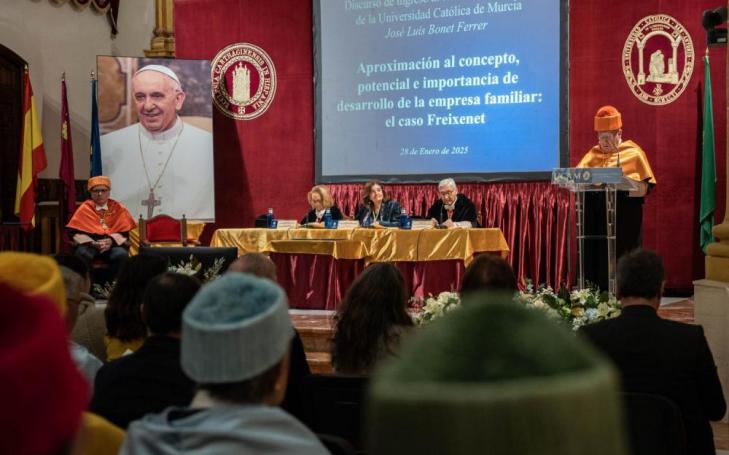 UCAM awards José Luis Bonet Doctor Honoris Causa in an emotional ceremony
