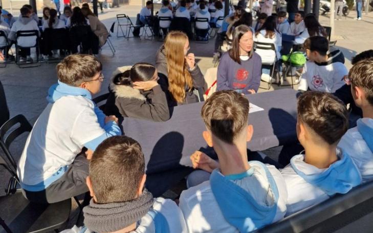 UCAM researchers talking to students from the Cipriano Galea School in La Ñora