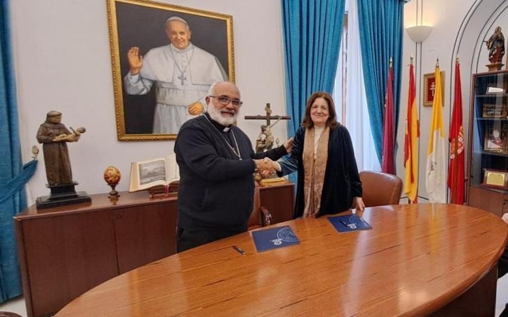 Monsignor Villarroel and María Dolores García following the signing of the agreement at the UCAM campus in Murcia