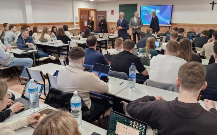First class of FOM and Aldi students attending UCAM this academic year