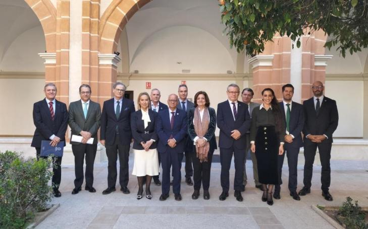 María Dolores García, UCAM President, and Joaquín Merchán, President of the General Council of Social Graduates of Spain and new Director of the Chair, together with other representatives of the University and the Council.