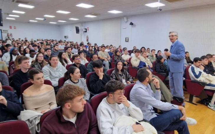 Pablo Blesa, UCAM Vice-Rector of International Relations and Communication, addressing UCAM students who will be on the Erasmus programme next year