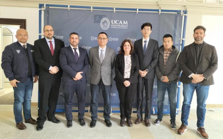 María Dolores García, UCAM president and Chuanlei HUANGFU, president of Lucero Education, together with representatives of both institutions, at the UCAM Campus in Murcia.
