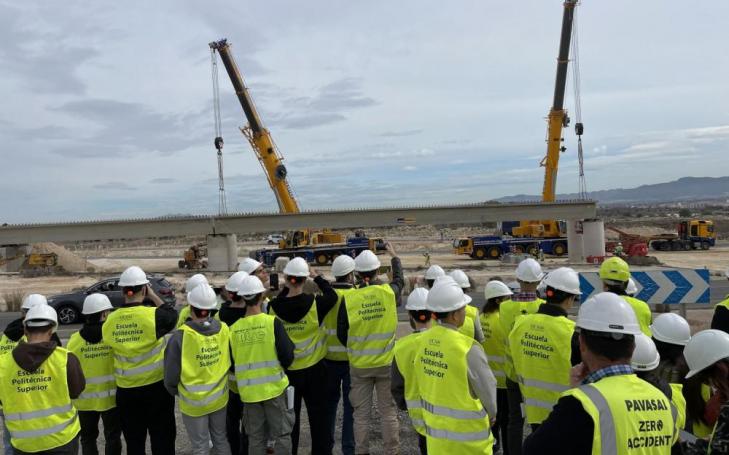 Practical training and direct contact with the profession are key for future professionals.