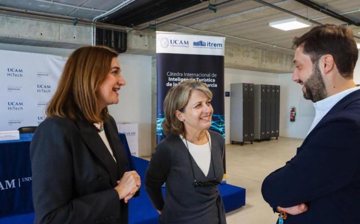 Ginesa Martínez del Vas, Estrella Núñez and Juan Francisco Martínez, at UCAM HiTech, where the meeting was held.