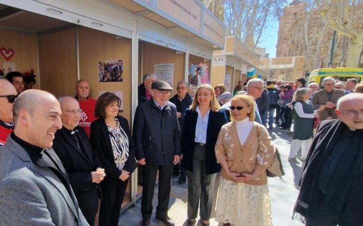 The President and the Rector of the UCAM, together with the Regional Minister for Social Policy, Families and Equality of the Region of Murcia, among others, at the Caritas stand
