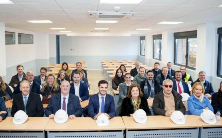 The heads of UCAM, the Spanish Olympic Committee, Ribera Salud, the Torrejón de Ardoz City Council and Lavila Arquitectos in one of the Campus classrooms this Tuesday.