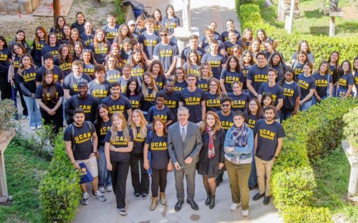 Family photo of the group of international students who took part in the welcome ceremony