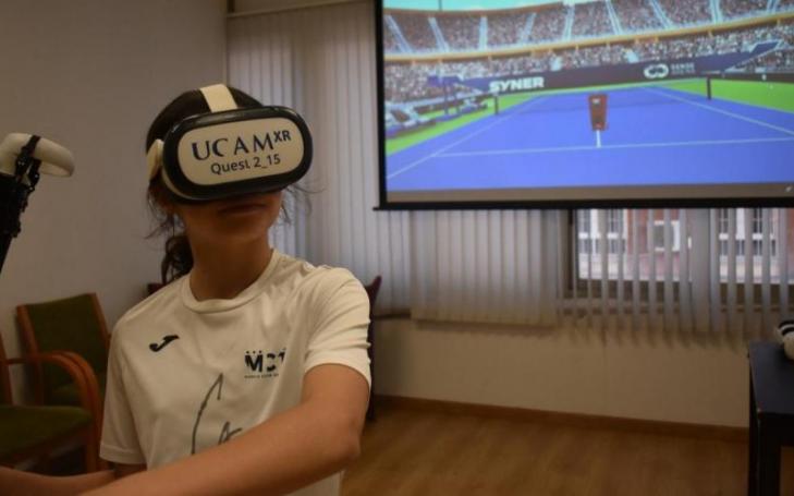 One of the students of the Real Murcia Club de Tenis school during a training session with VR glasses