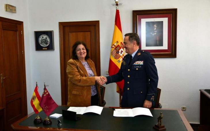 María Dolores García, UCAM president, and Major General José Luis Figuero, signed the agreement