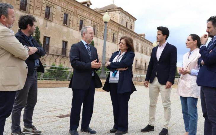 Snapshot of the visit in front of one of the façades that will be restored