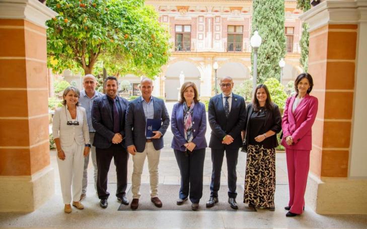 Representatives from both organisations following the signing of the agreement at the Los Jerónimos Campus.