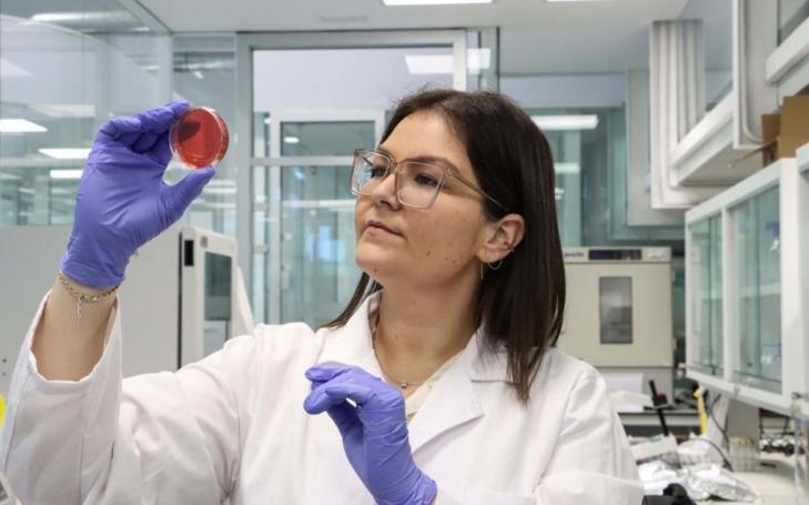Researcher Noelia Hernández in one of the UCAM laboratories