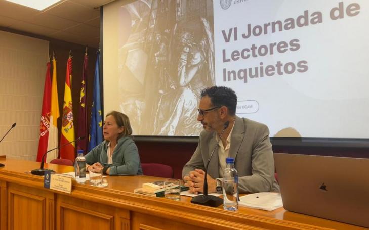 The Dean of the Faculty of Education, Juana Mulero, together with Antonio Candeloro, Professor of Spanish Language and Literature, during the inauguration of the 6th International Conference of Restless Readers