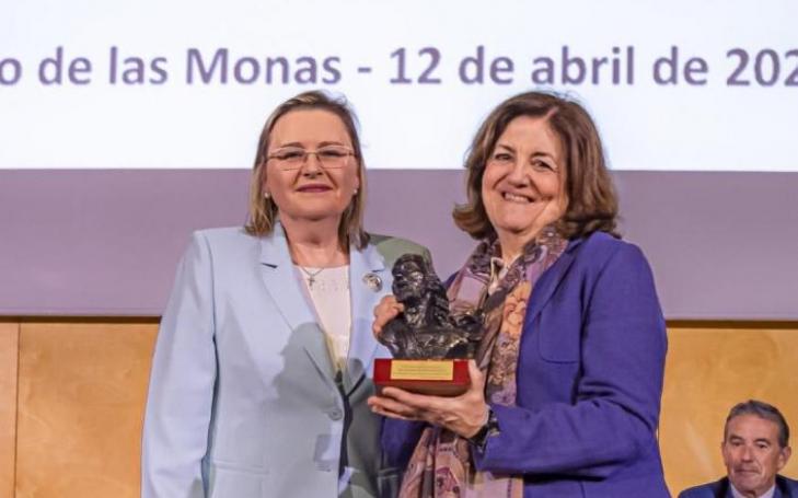 The UCAM president, María Dolores García, together with Marién García Boj, during the presentation of the award