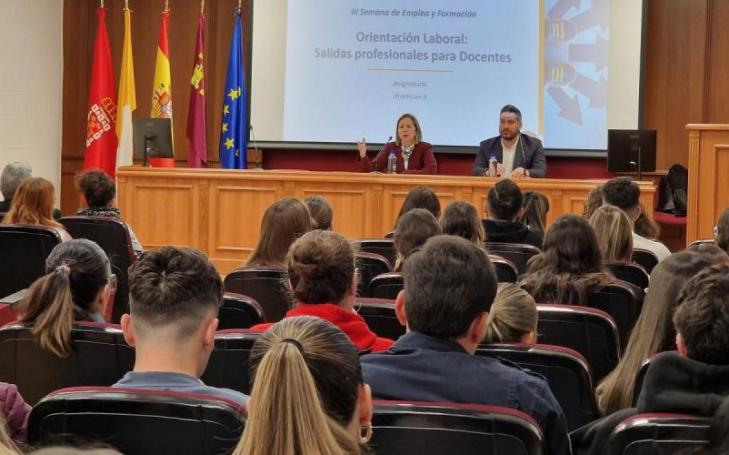 Students from the Faculty of Education attend the orientation talk on employment and training