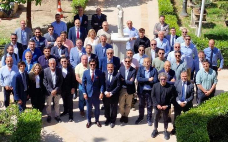 Group photo of the members of the UCAM Business Club after the meeting and the talk on investments.