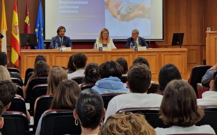 The Assembly Hall of the Murcia Campus hosted a lecture by Miguel Motas