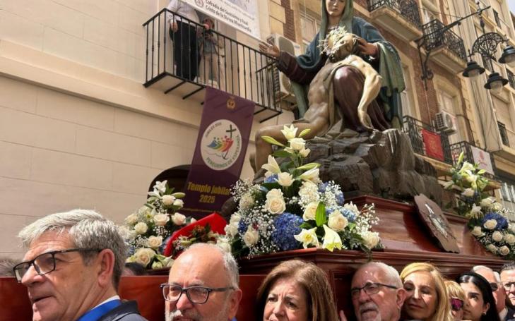 María Dolores García, UCAM president, honours the Virgen de la Piedad as a porter, together with a delegation from the university.