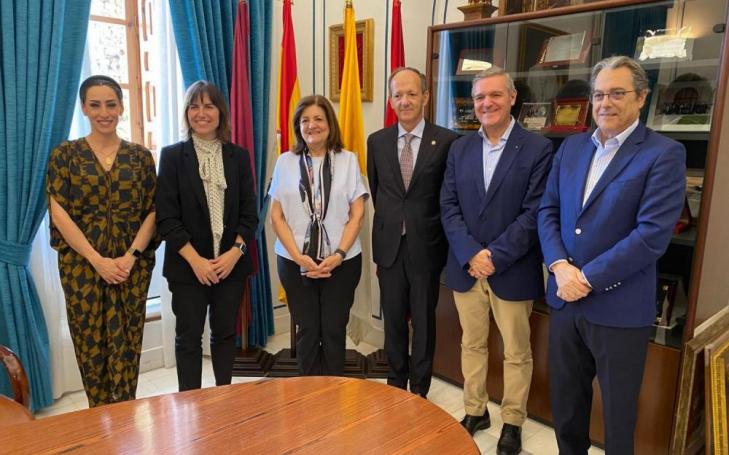Group photo after the agreement signed by María Dolores García, UCAM president, and Carmen Rodríguez, dean of the Murcia Chamber of Notaries
