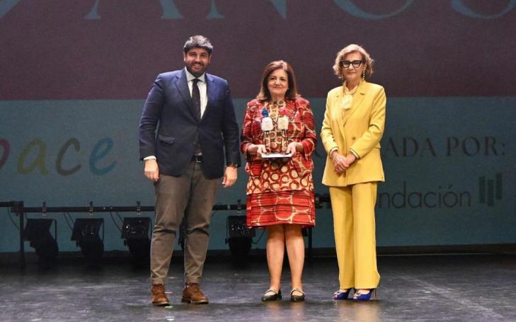 The UCAM President with the award alongside Fernando López Miras and Rosa García, President of Astrapace.