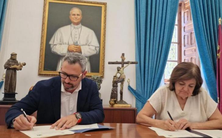María Dolores García, UCAM President, and Sergio David López, Manager of 3A BIOTECH, signing the agreement