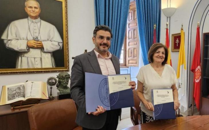 María Dolores García, UCAM President, and Abdulaziz Al-Ghamdi, CEO of Altamayyuz Academy, signing the agreement