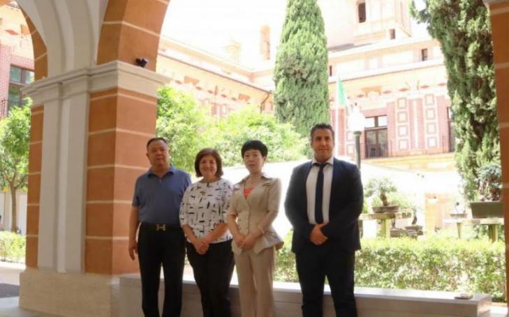 UCAM and Yinghe Chinese School representatives after signing the agreement at the Los Jerónimos Campus