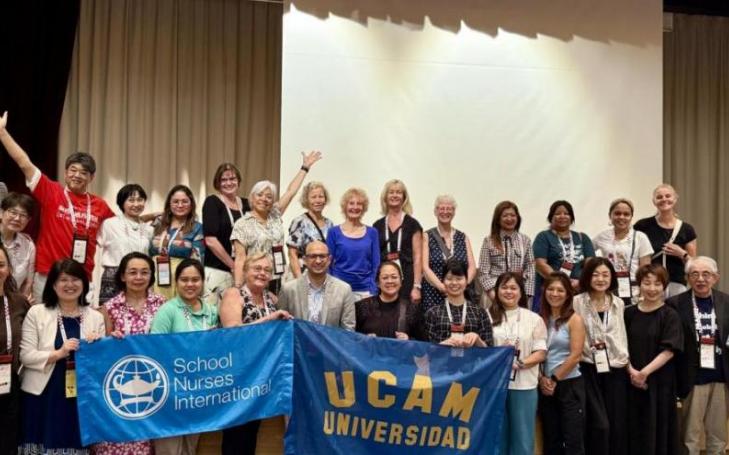 Daniel Guillén (front row), lecturer at the UCAM Faculty of Nursing and Director of the Master's Degree in Nursing and School Health, at the symposium held this week in Japan, where the announcement was made.