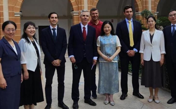 The delegation from Binzhou Medical University with members of UCAM in the Cloister of the Los Jerónimos Monastery.
