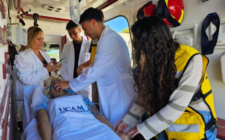 A group of nursing students during a practical class in the university&#039;s teaching ambulance.