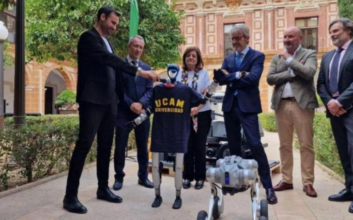 Robots and drones were the stars of the show in the cloister of Los Jerónimos