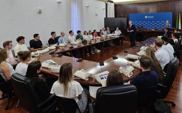 The UCAM Vice-Rector of International Relations and Communication welcomed them.