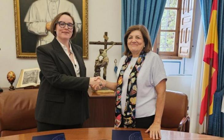 Andrea Martos, Founder and Managing Partner of Cambridge Biocapital, and María Dolores García, UCAM President, following the signing of the agreement.