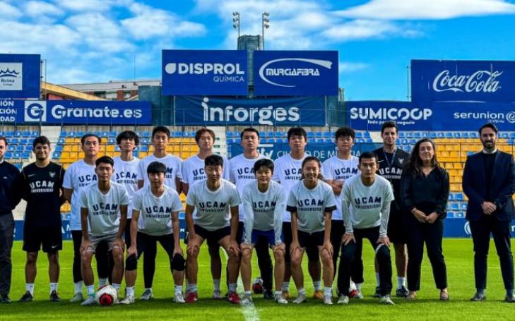 Jóvenes futbolistas chinos que participaron en el programa.
