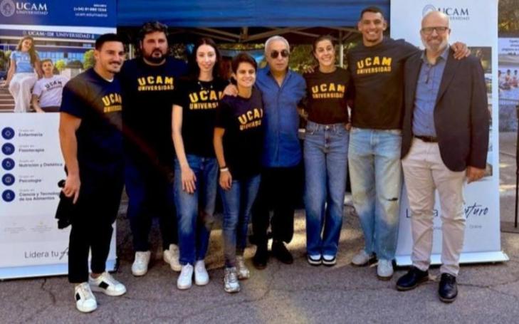 Alejandro Blanco, President of the Spanish Olympic Committee, and Pablo Rosique, UCAM Director of Sports, together with the athletes of the UCAM-COE alliance who participated in the Olympic Day