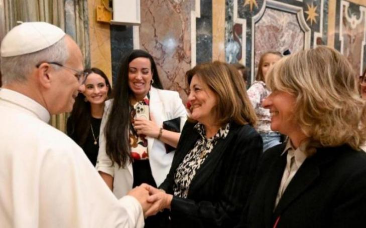 The UCAM president greeting the Holy Father at the Vatican. (Image: Vatican News)