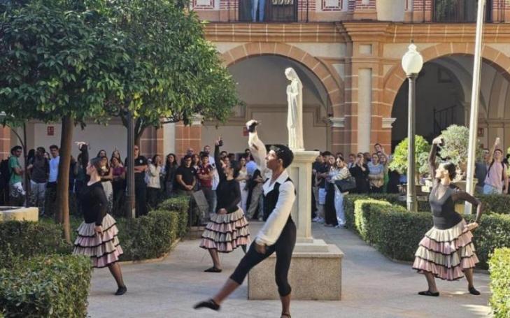 A group from the María de Ávila Conservatory of Dance in Madrid performed in the cloister of the Los Jerónimos Monastery