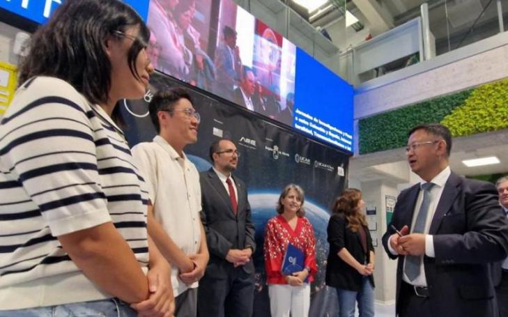 Qu Xun, Minister Counsellor of the Chinese Embassy in Spain, talks with the Chinese UCAM researchers Xing Xuan and Yuxin Chen