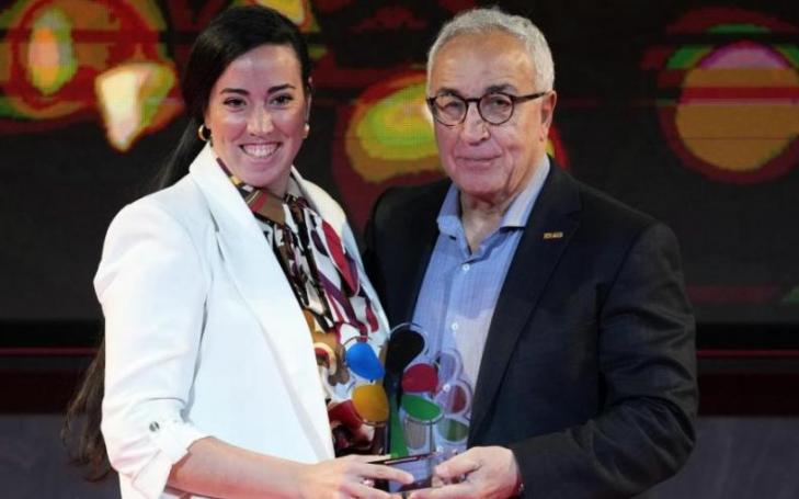 María Mendoza, member of the Board of Trustees of the San Antonio University Foundation, received the award from Alejandro Blanco, COE President