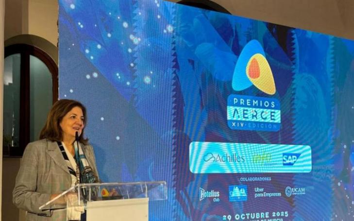María Dolores García, UCAM President, after receiving the AERCE award