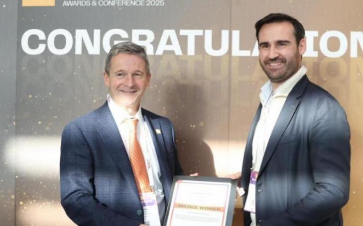 Pau Guardiola, on the right, receives the certificate accrediting UCAM with third place in its category