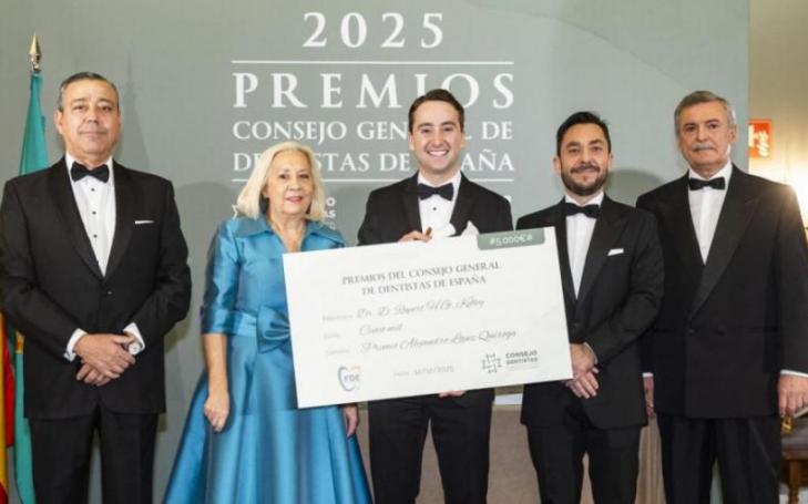 Rupert H. G. Kelley, graduate of the Universidad Católica San Antonio de Murcia, with the 'Alejandro López Quiroga Award' for his Undergraduate Dissertation