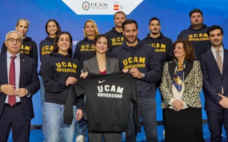 Family photo of some of the UCAM Olympians with Isabel Díaz Ayuso, María Dolores García, Alejandro Blanco and Alejandro Navarro