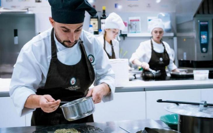 Students from the UCAM Degree in Gastronomy at the GastroLab.