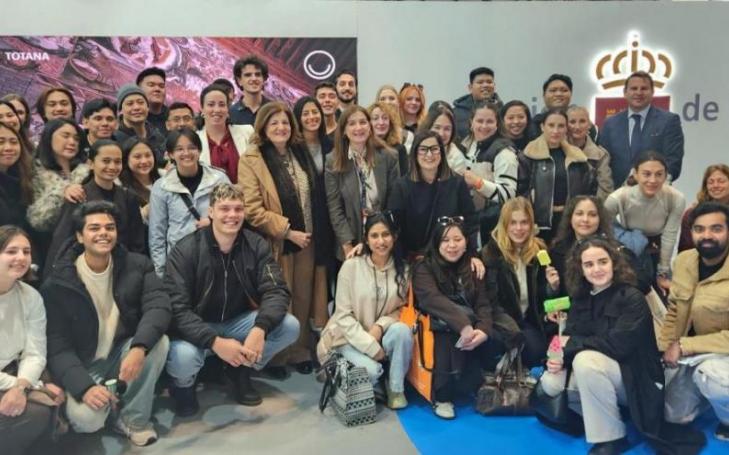 The UCAM President, María Dolores García, together with the students of Tourism and its Vice-Dean, Ginesa Martínez del Vas, at FITUR 2026
