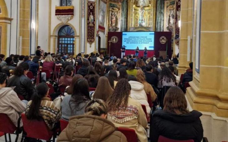 Hundreds of young people attended the Google Dev Fest held at the Temple of the Monastery of Los Jerónimos